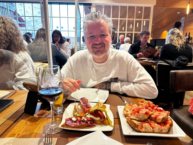 Kanaren Teneriffa La Palma Reisender beim Abendessen mit traditionellen Tapas