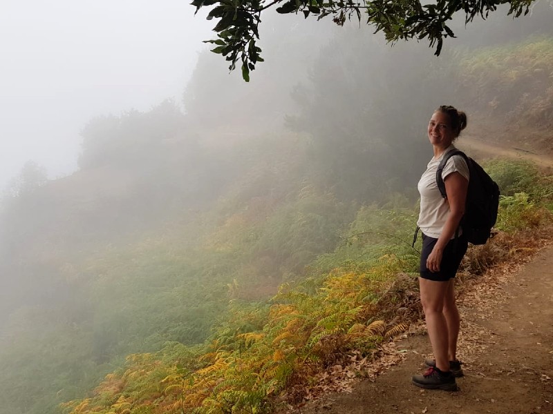 Kanaren Teneriffa Anaga Wanderung mit Mittagessen Reisende vor benebelter Berg Landschaft