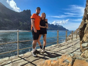 Kanaren Teneriffa reisende vor einer Bucht