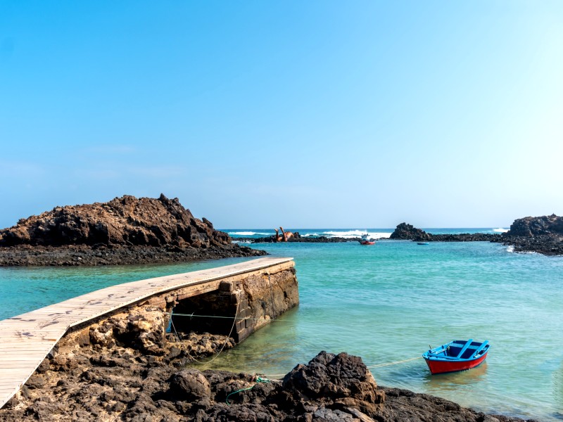 Fuerteventura isla de lobos Bootssteg am Steinstrand