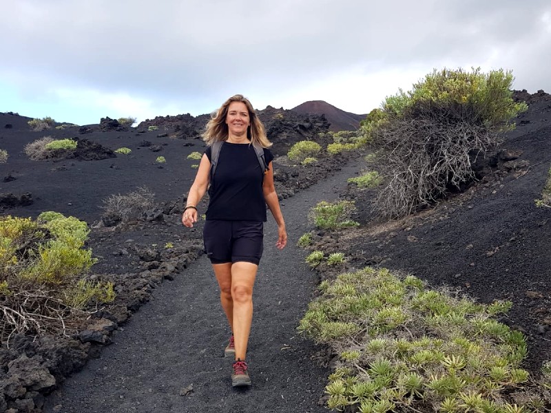 Kanaren L Palma reisende wandert durch die Vulkan Landschaft