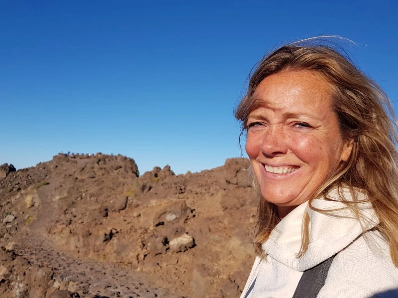 Kanaren La Palma reisende lacht in die Kamera vor einem Gebirge