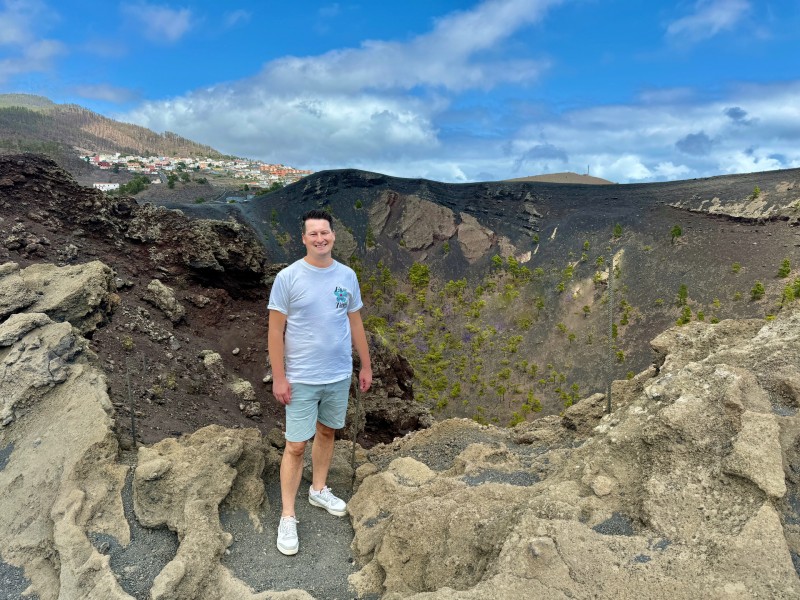 Kanaren La Palma Vulkan de san antonio Reisender auf dem Vulkan