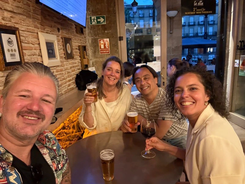 Kanaren Lanzarote reisende stoßen mit einem Getränk an