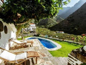 La Gomera Hermigua Unterkunft Poolbereich mit blick auf die Berge