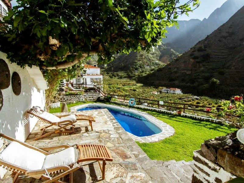 La Gomera Hermigua Unterkunft Poolbereich mit blick auf die Berge