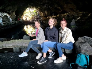 Kanaren Lanzarote reisende Gruppe in der Grotte