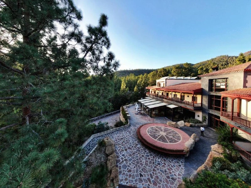 Kanaren Teneriffa Unterkunft Ansicht auf die Anlage mit blick auf die Berge