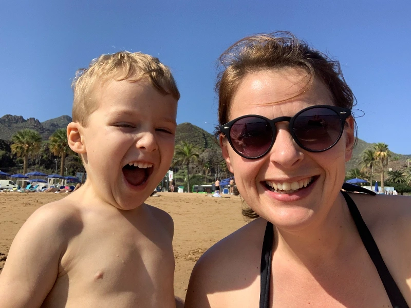 Frau mit Kind am Strand Playa de las Teresitas