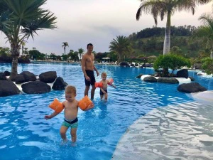 Kanaren Teneriffa Santa Cruz mit Kindern im Hotelpool