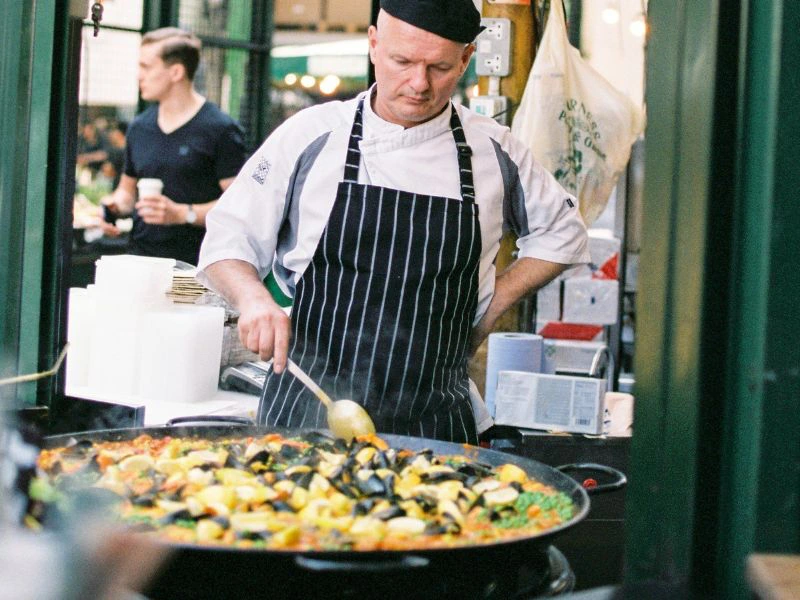 Paella wird zubereitet