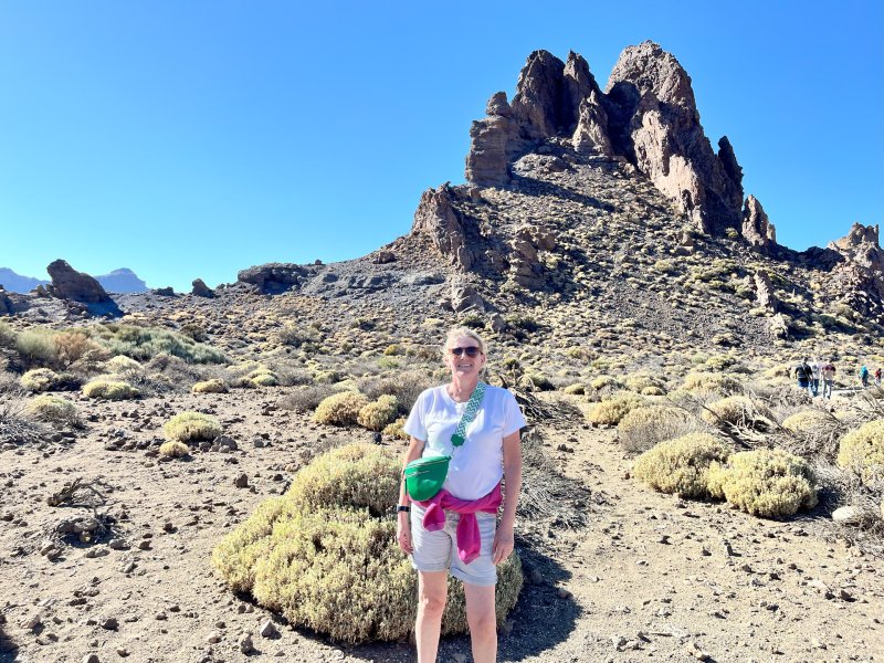 Kanaren Teneriffa reisende vor schotterbergen