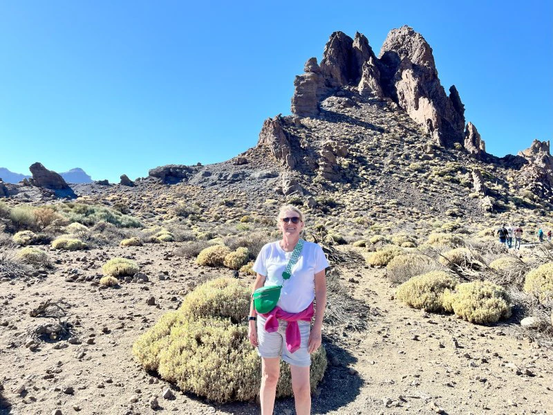 Kanaren Teneriffa reisende vor schotterbergen