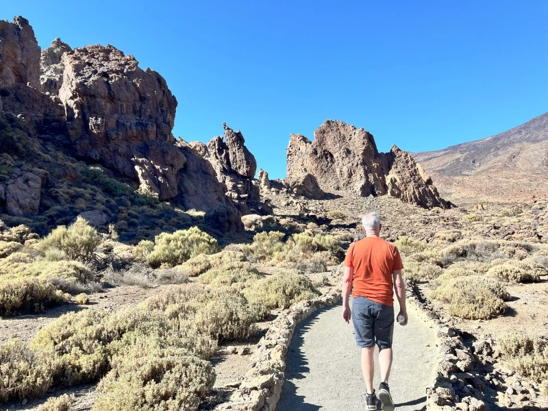Kanaren Teneriffa Reisender im Teide NP