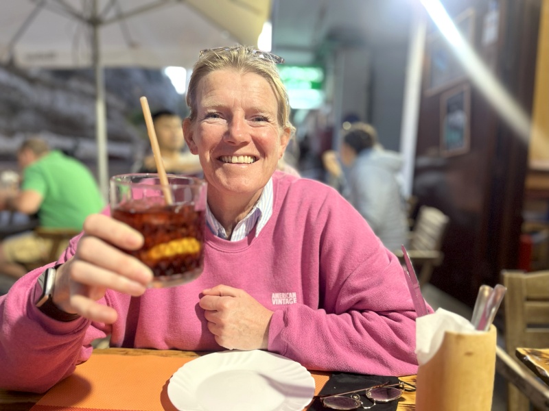 Kanarische Inseln reisende mit einem Getränk