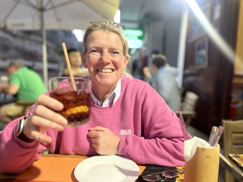 Kanarische Inseln reisende mit einem Getränk