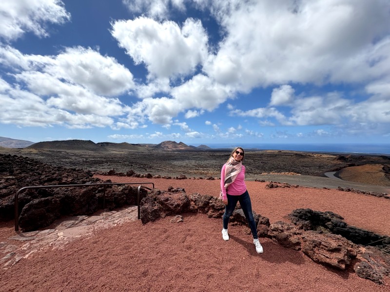 Kanaren Lanzarote Timanfaya Nationalpark reisende auf weinroten Bergen
