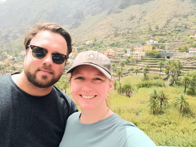 Paar vor gruenen Terrassen auf La Gomera auf den Kanaren