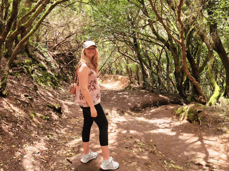 Frau beim Wandern auf Teneriffa auf den Kanaren