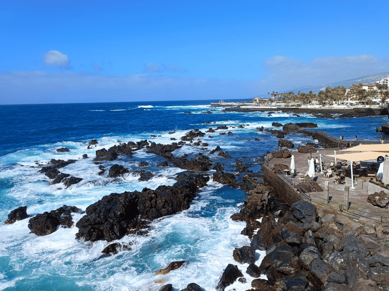 Felsen im Meer in Puerto de la Cruz auf Teneriffa auf den Kanaren