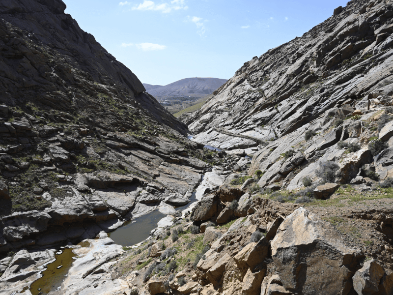 Flussbett zwischen zwei Felsen