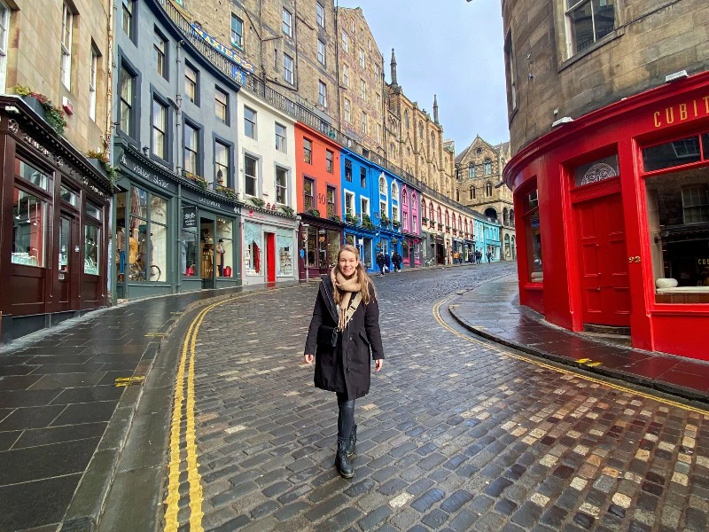 Frau in den Straßen von Edinburgh