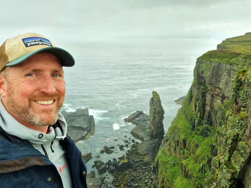 Schottland Hundaisland reisender vor Aussicht