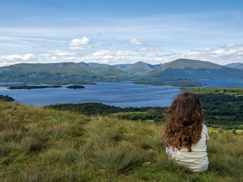Kind blickt auf die Landschaft