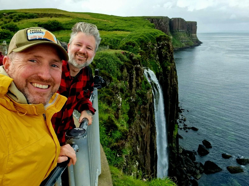 Schottland zwei Männer vorm Wasserfall