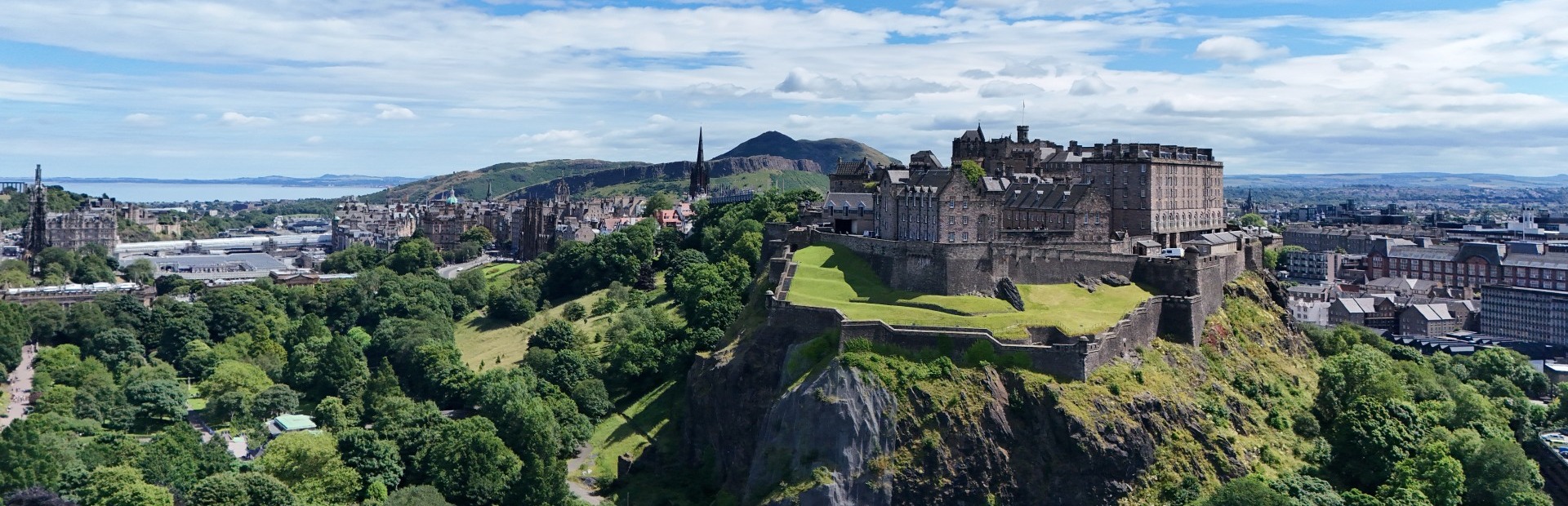 Aufnahme von der Burg bei Edinburgh mit der Drohne