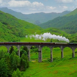 Schottland Zug auf Zugbrücke