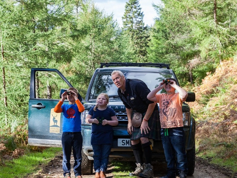 Familie bei einer Allrad-Tiour durch Schottlands Highlands