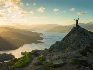 Schottland Loch Lomond Reisender auf der Bergspitze von Ben Aan