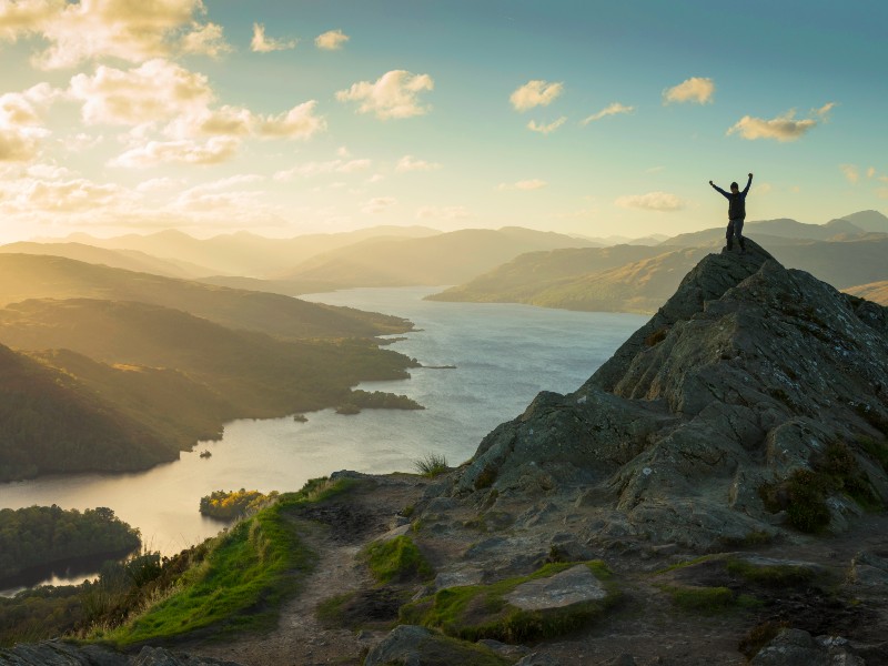 Schottland Loch Lomond Reisender auf der Bergspitze von Ben Aan