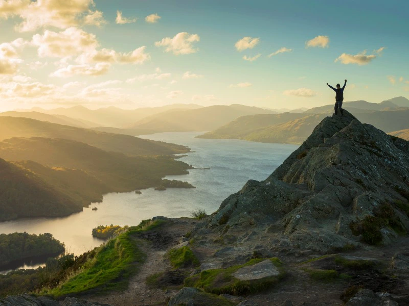 Schottland Loch Lomond Reisender auf der Bergspitze von Ben Aan
