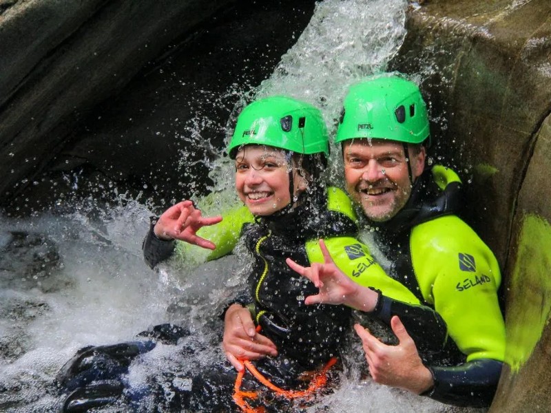 Reisende beim Canyoning in den Highlands, Schottland