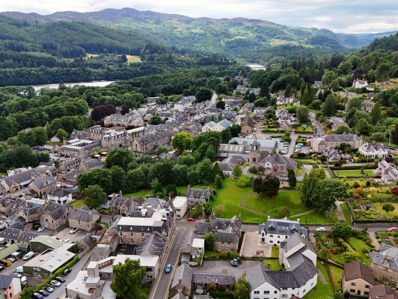 Schottland Pitlochry Luftaufnahme der Stadt