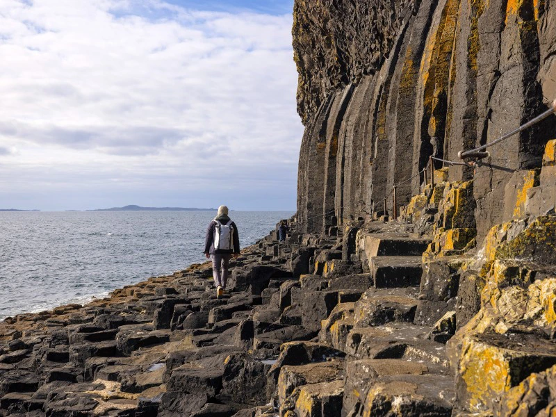 Staffa Naturreserve - Person wandert entlang der Küste