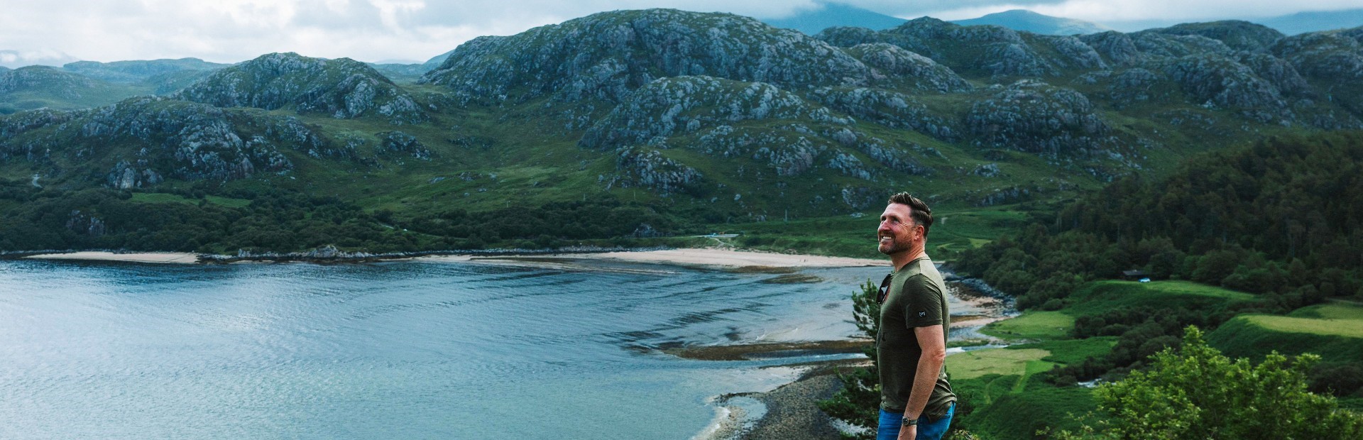 Bergpanorama an der Küste Schottlands