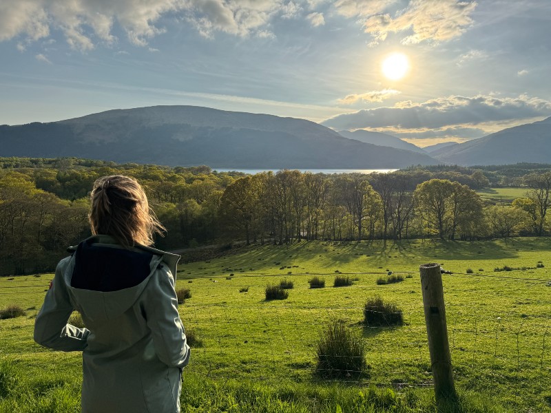 Reisende bei Sonnenuntergang am Loch Lomond, Schottland