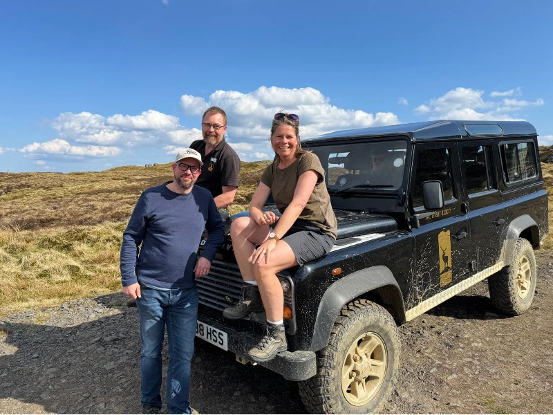 Reisende sitzen auf einem Geländewagen in Pitlorchy, Schottland