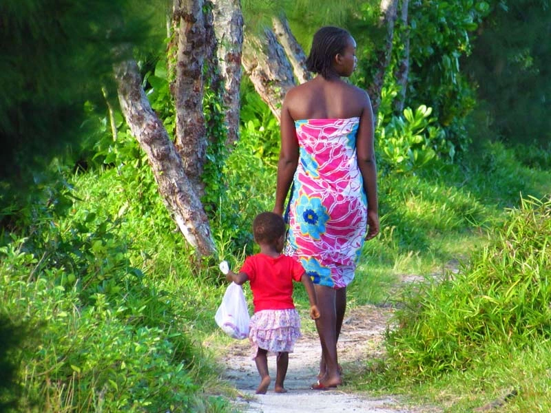 Ile-aux-Nattes Frau mit Kind Madagaskar