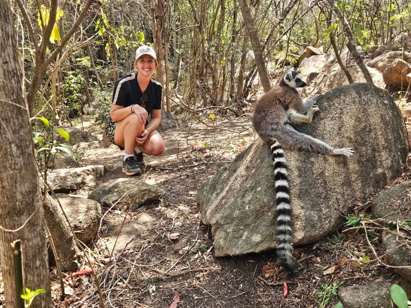 Frau posiert mit Maki Madagaskar