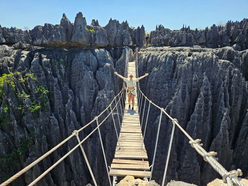 Frau auf Hängebrücke bei den Tssingy Madagaskar