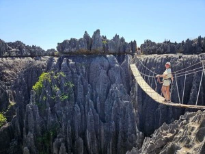 Frau auf Hängebrücke bei den Tssingy Madagaskar