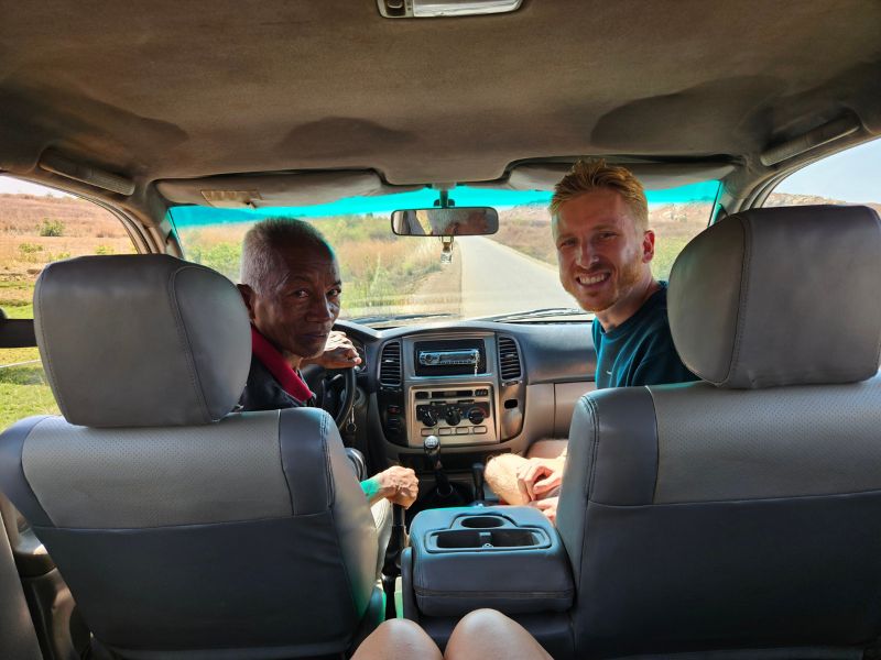 2 Männer im Auto in Madagaskar