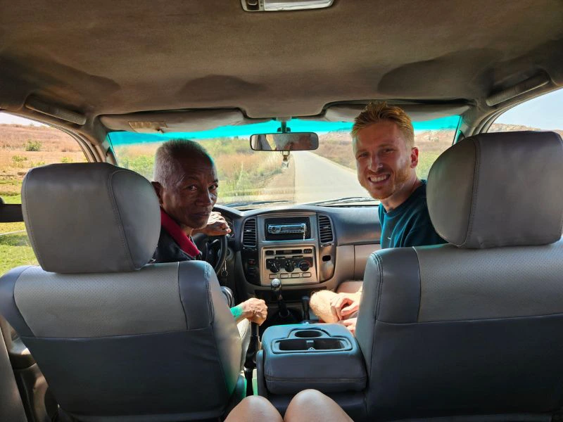 2 Männer im Auto in Madagaskar
