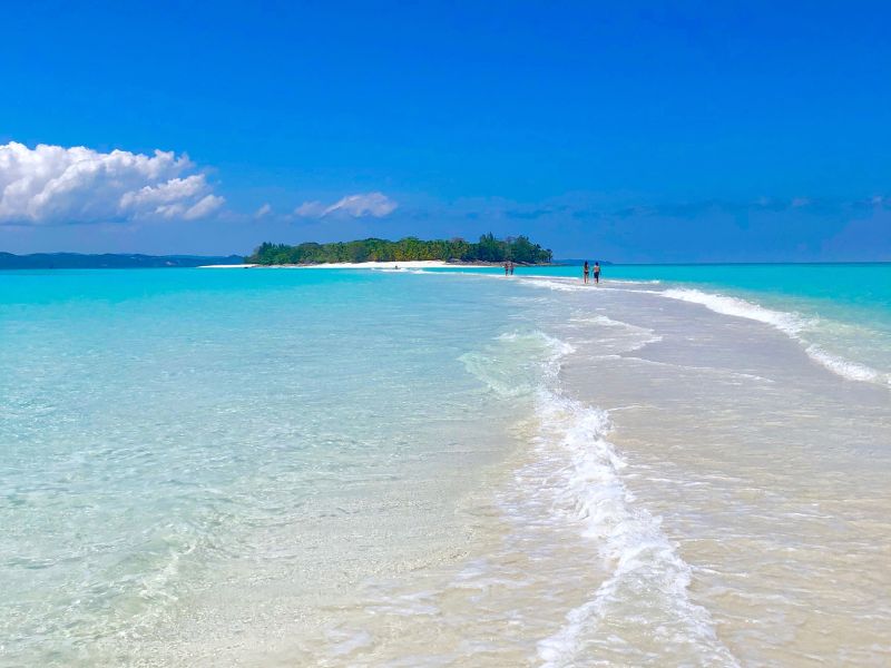 Azurblaues Meer auf Nosy Be Madagaskar
