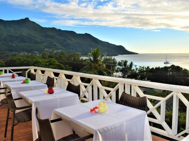 Restaurantterasse des Hotels auf Mahe, Seychellen