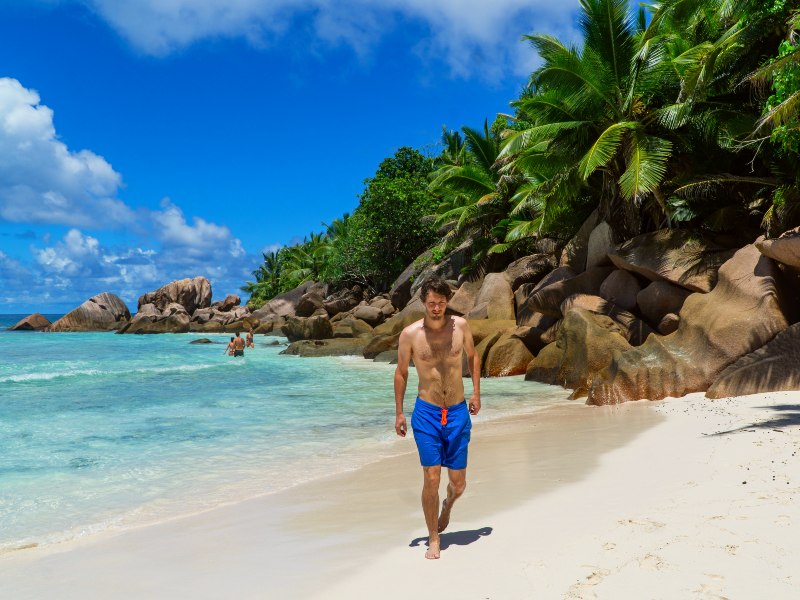 Am Strand von La Digue Seychellen